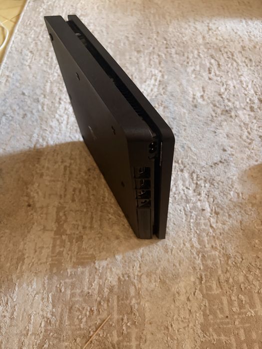 Vand PS4 in stare foarte buna cu 2 controllere si 7 jocuri