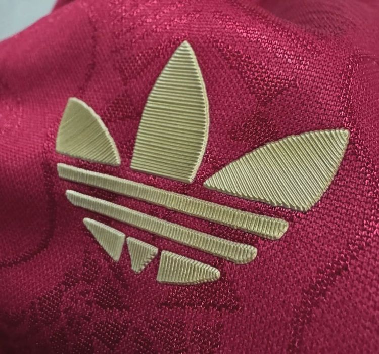 Тениска на Байерн Мюнхен 2025