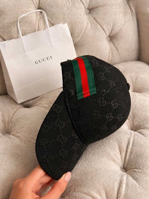 черна лятна унисекс шапка с козирка гучи gucci и хартиена чанта