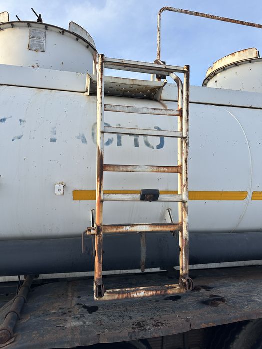 Автоцистерна бензовоз бочка