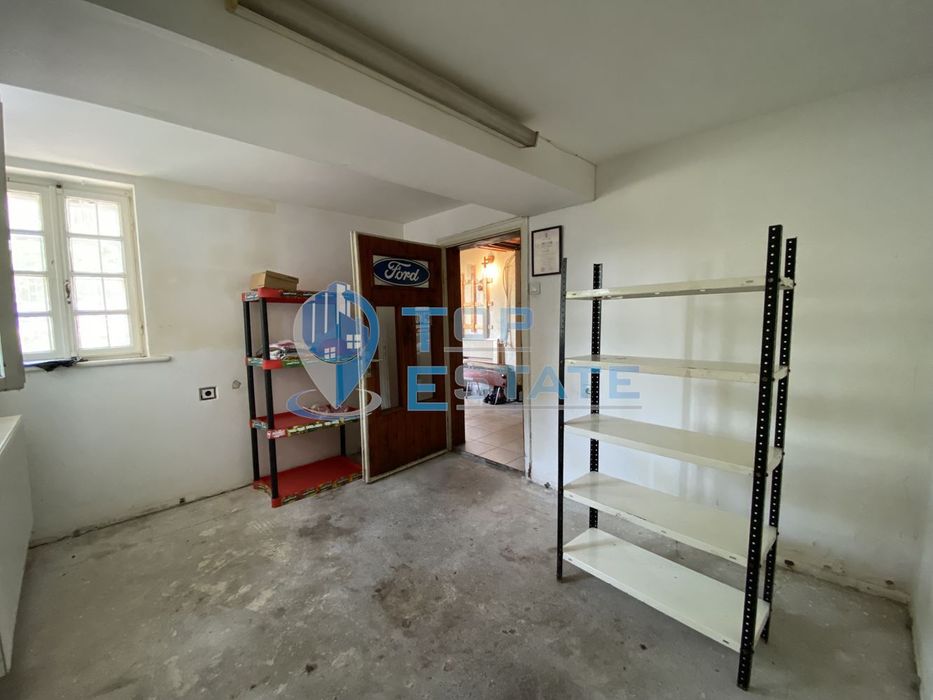 Двуетажна тухлена къща и автосервиз в с. Самоводене, област Велико Тъ