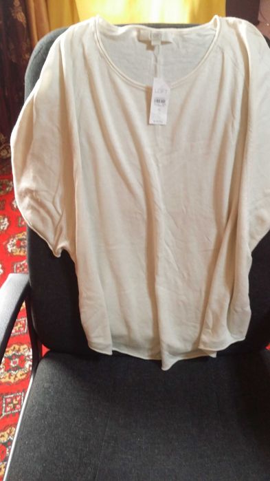 Вязеный без рукава свитир стилний с чорый  вадалаской очень Новый