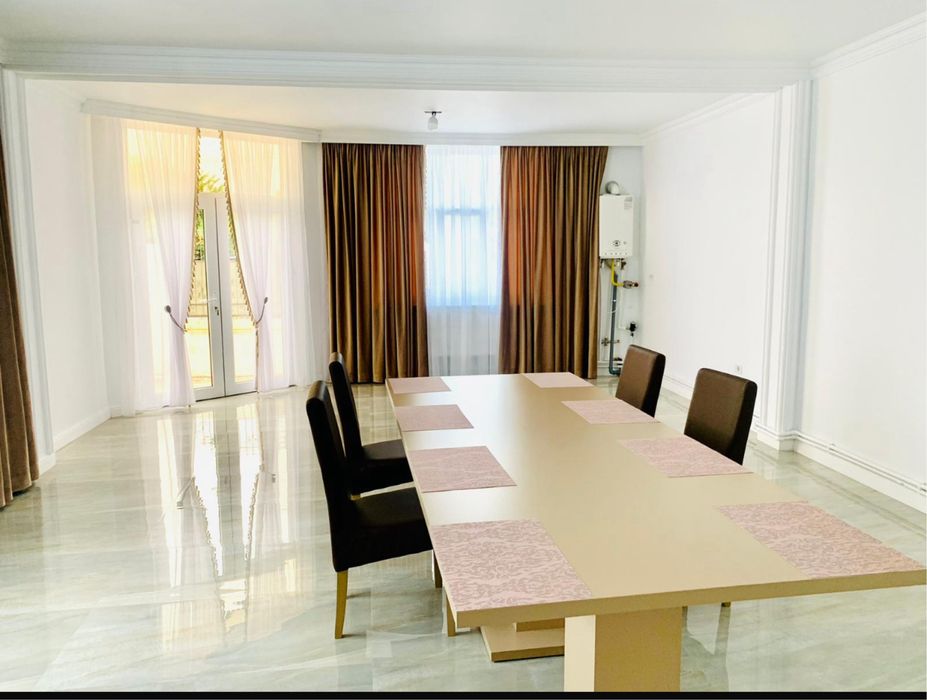 Vand casa zona centrala