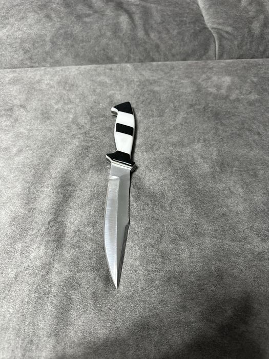 Cuțit deosebit cu lamă fixă – Design alb-negru, mâner ergonomi