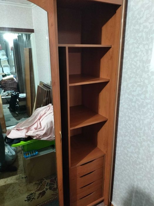 Шкаф с зеркалом, двухсекционный