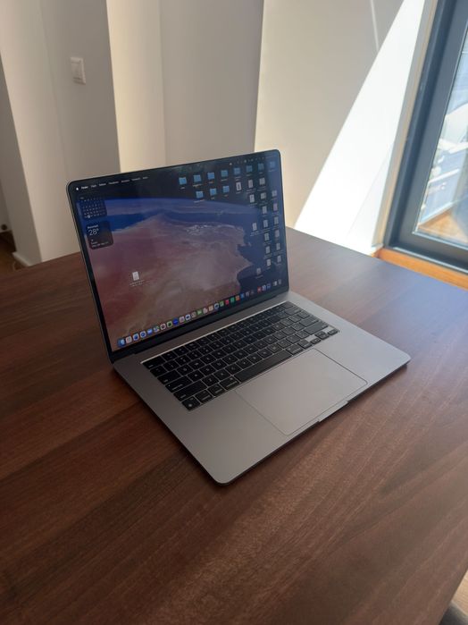 Vând Mac Book air M2 15 inch