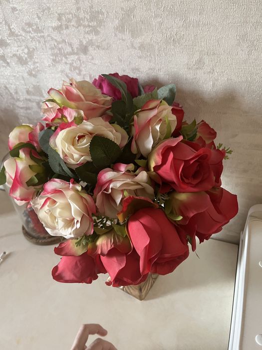 Искуственные цветы вместе с вазой