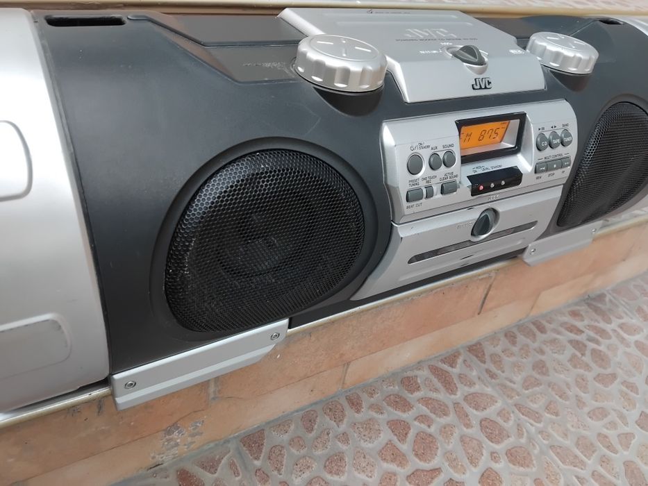 Радио Касетофон JVC rv-b99 Бомбастер Супер мощна Уредба Тунер Диск AUX