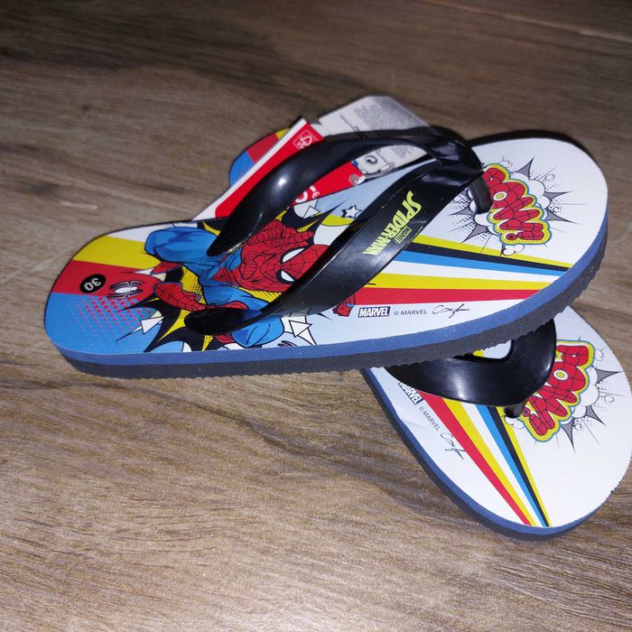 Papuci cu Spiderman, noi cu etichetă
