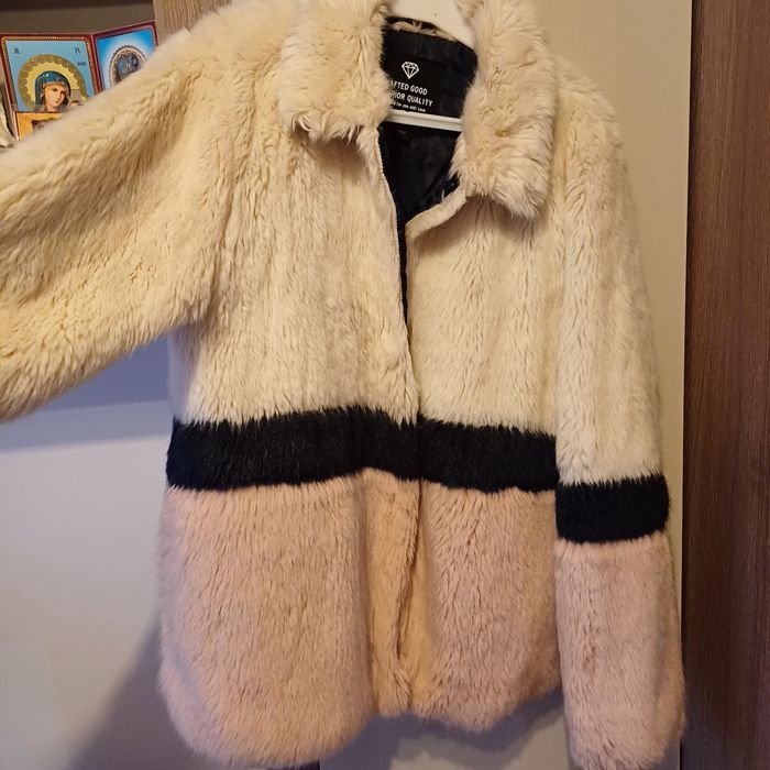 Blană de damă alb negru și roz pudra