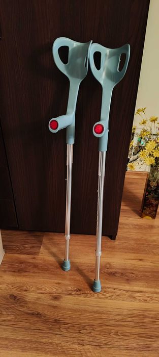 Cârje medicale reglabile – stare excelentă, ușoare și sigure