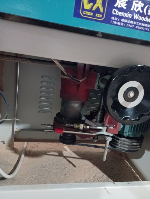 Деревообрабатывающий фрезерный станок.