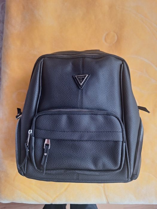 Раница от естествена кожа GUESS.