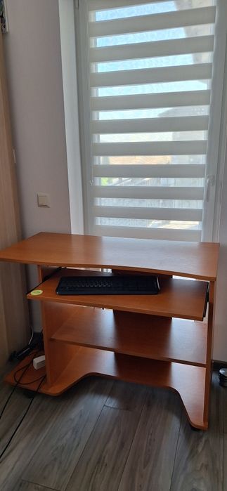 Birou calculator cu spatiu de depozitare