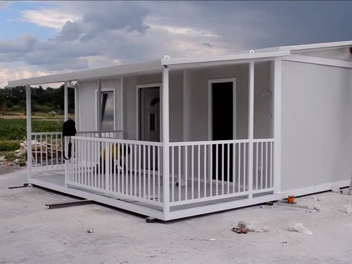 Vând case modulare pe structură metalică învelit cu panouri sandwich