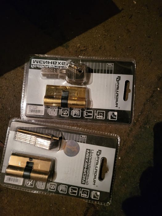 Ключи на двери в комплекте шарнир