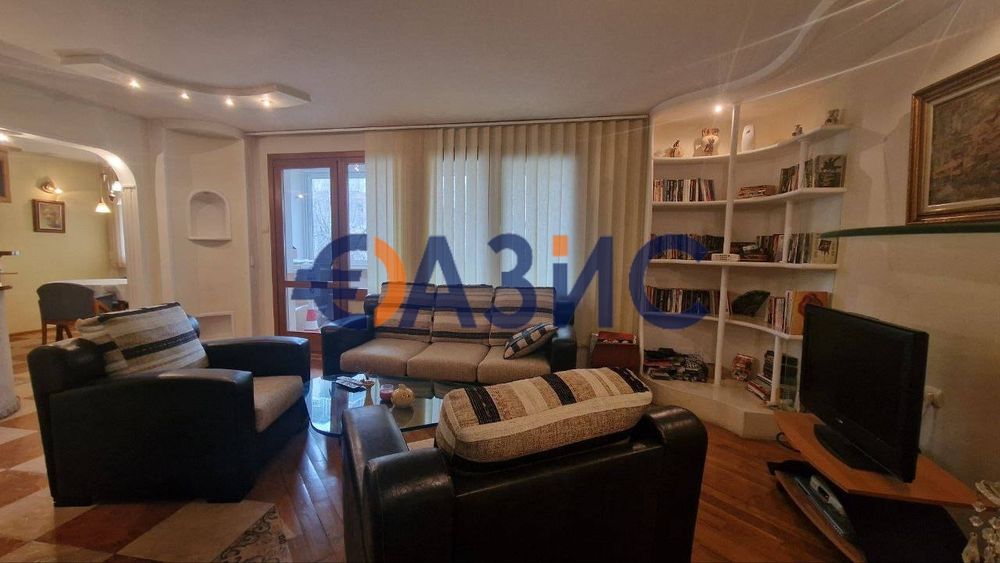 Тристаен апартамент с камина, Несебър, България, 120 кв. м. + гараж