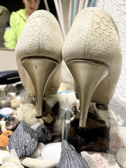 Бежови обувки на висок ток от естествена кожа