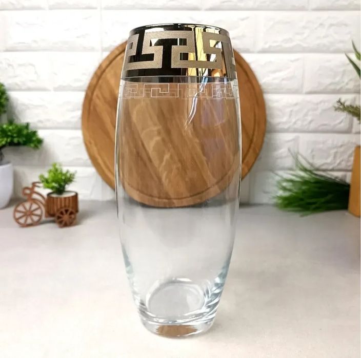 Ваза стеклянная вытянутой формы с золотым рисунком "Версаче"