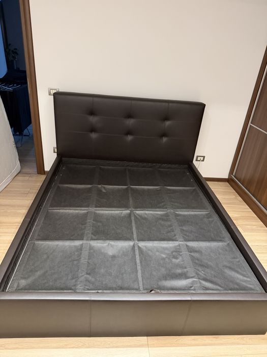 Pat matrimonial tapițat maro + ladă depozitare + somieră metalică