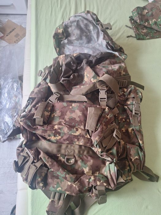 Vând ranița 90 litri cu puiuț