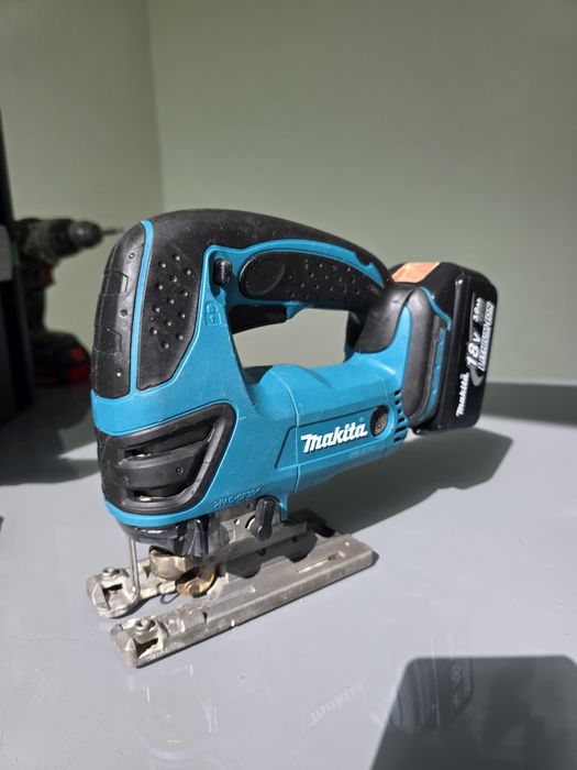 Fierastrau pendular Makita DJV 180