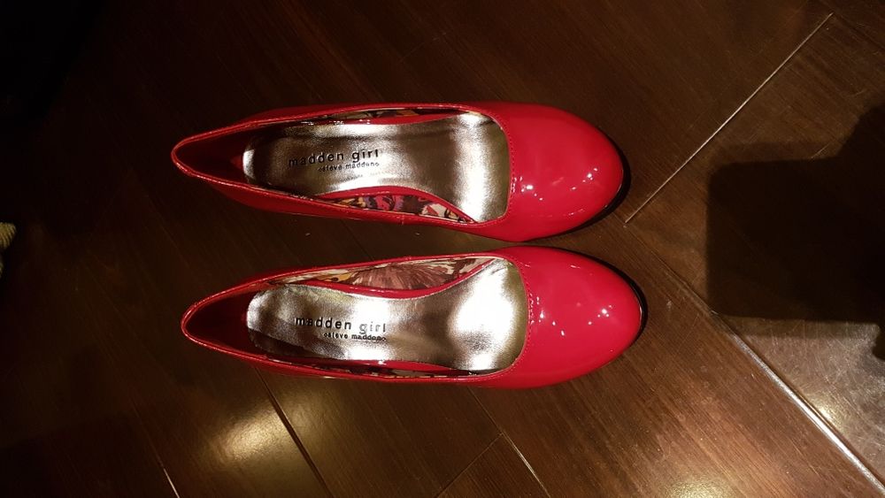 Pantofi rosii de lac,Steve Madden.