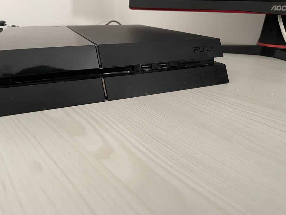 Vand ps4 cu 3 jocuri si maneta