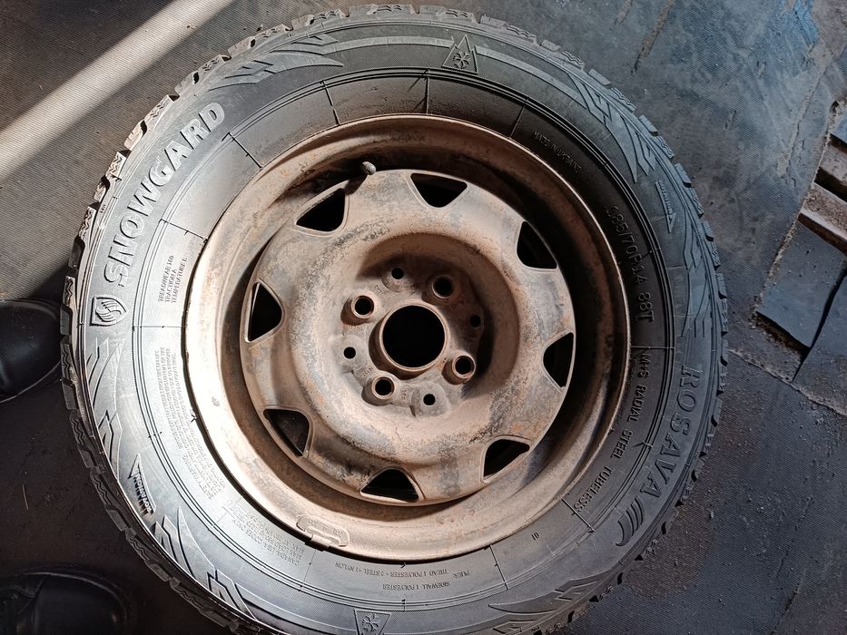 Продам зимнюю резину.