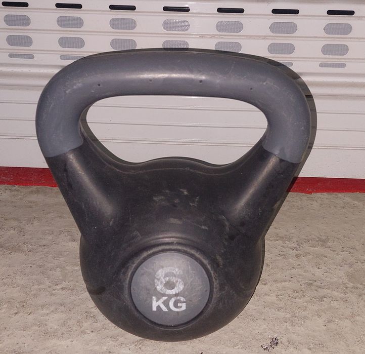 Продавам ктъгла гира 6кг  гирички 1×3кг.2×1.5 кг