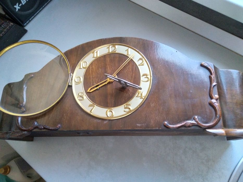 Se vinde ceas mecanic semineu anii 1960 perfect functional cu patina t