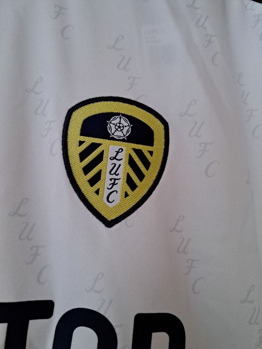 Фланелка Leeds United с автографи на отбота