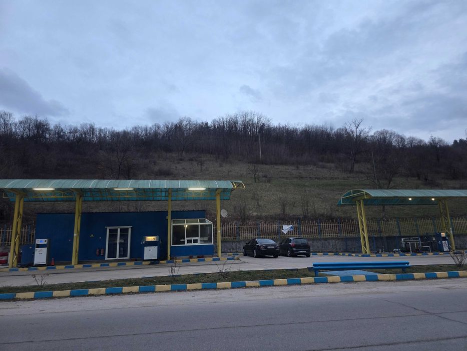 Работеща бензиностанция с газстанция и автомивка
