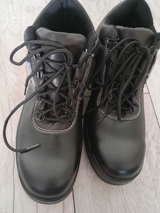 Продам ботинки рабочие 43 размер