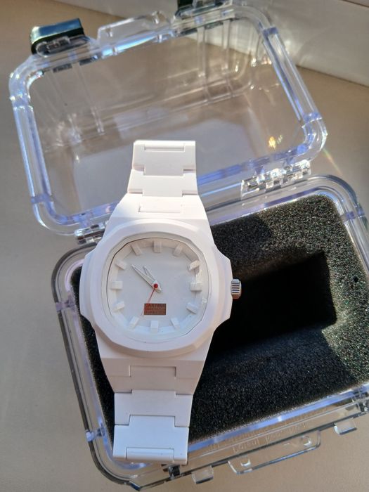 Продам новые белые часы