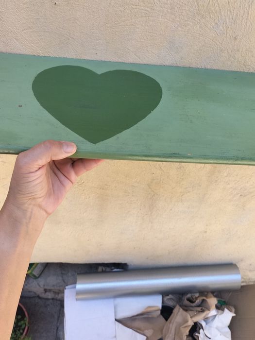 Etajera din lemn masiv pictata manual din mensiuni 19x48 cm circa. Livrare cu plata de la cumpărător.