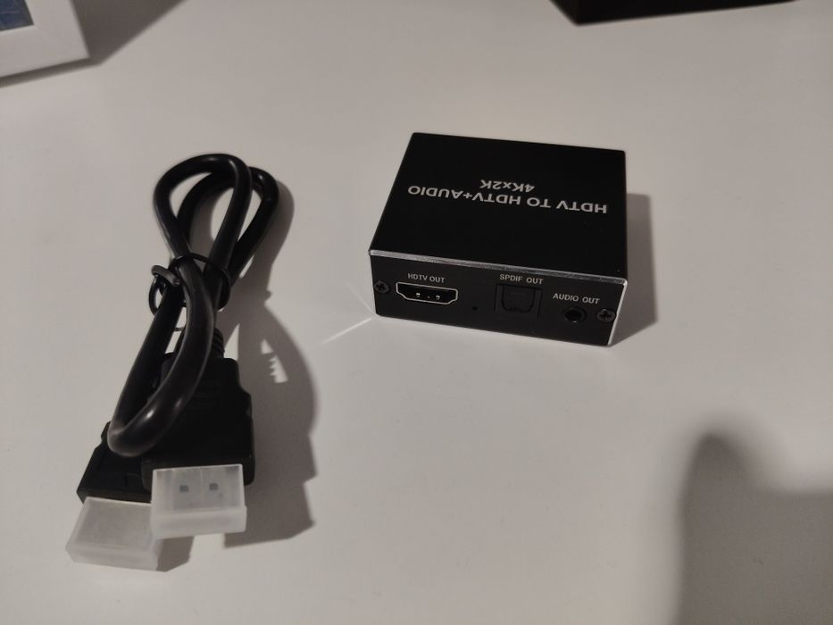 Монитор Samsung, бял, 32 инча