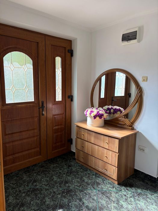 Casă de închiriat – mobilată, curte mare, zonă liniștită