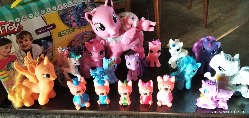 Детские игрушки , единорожки и игрушки  семейка Три кота.