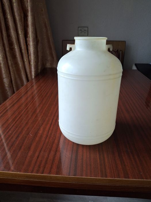 Продам бидон пластмассовый 5 л.