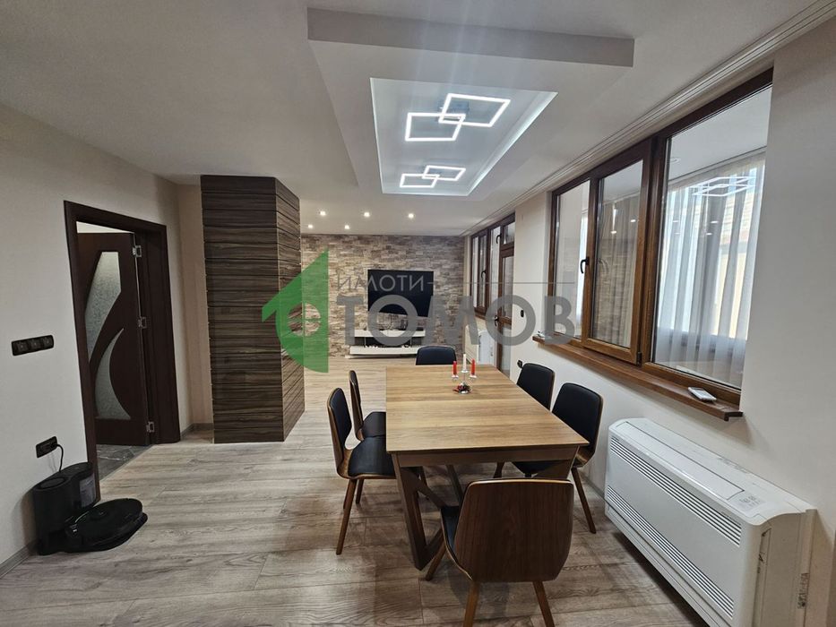 Луксозно обзаведен тристаен апартамент в Топ Център