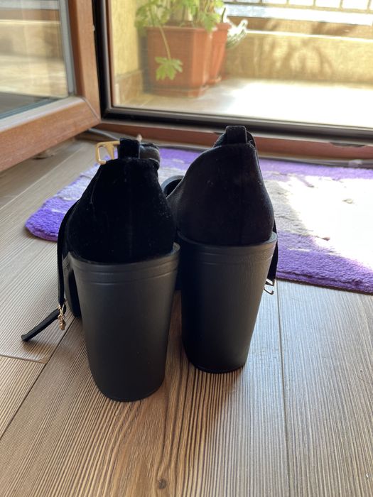 Дамски обувки на платформа