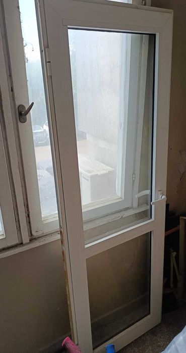 Алуминиева врата с каса в отлично състояние