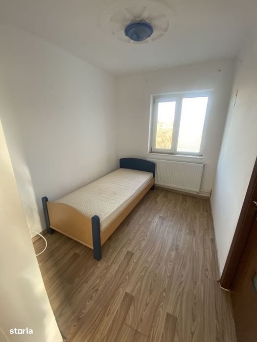 De vanzare apartament 3 camere - Fieni, etaj 2/4, aproape de Sinaia