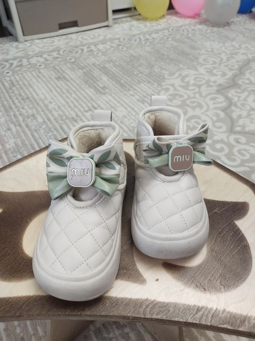 Продам детские ботинки