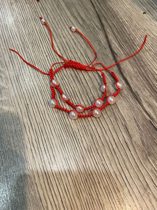 Гривна червен конец