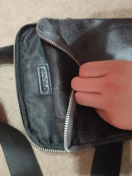 Vând borsetă Guess
