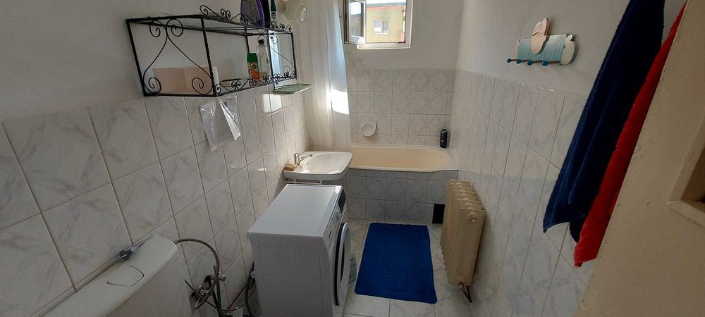 Ofer spre vânzare un apartament semidecomandat, situat la etajul 3 al unui bloc din Turda, județul Cluj.