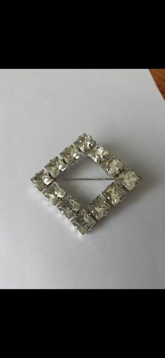 Brosa deosebita la cutie