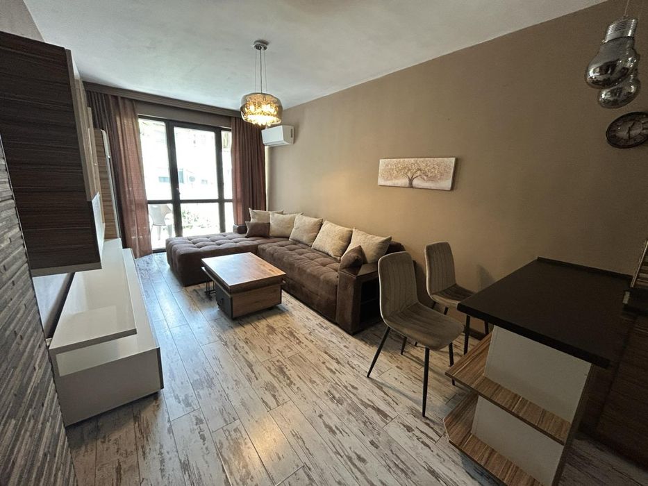 Три стаен апартамент с кухненски бокс